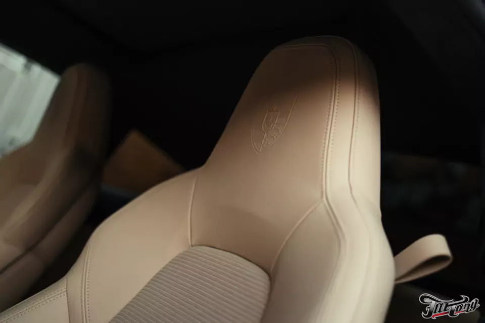 Оклеили кузов и глянец в салоне Porsche 911 полиуретаном, очистили кожу и покрыли керамикой